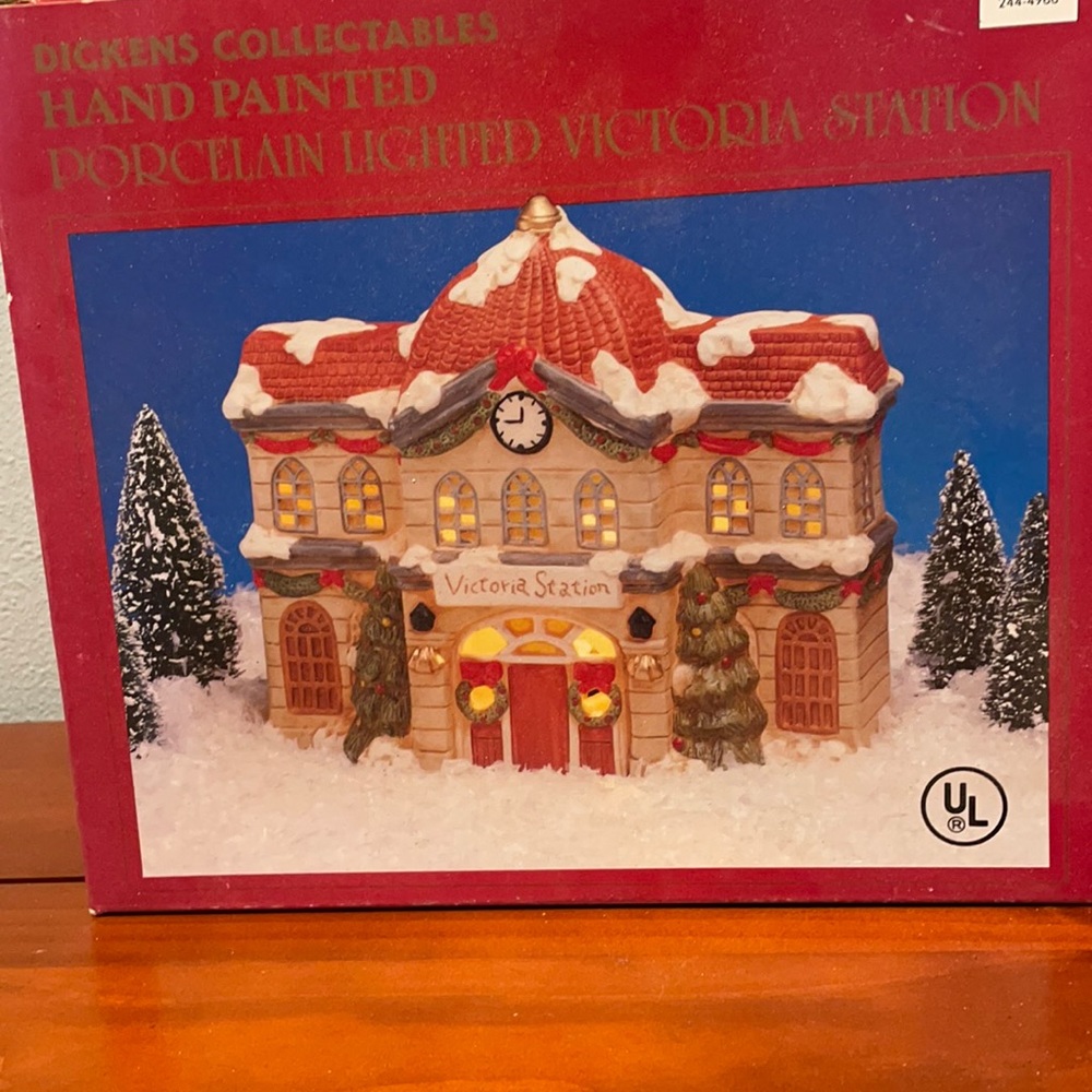 Dickens Collectables ‘Victoria Station’ hand paint